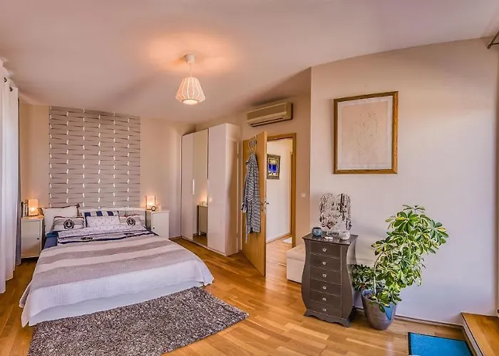 Budapest Top Apartment With Private 90 Sqm Rooftop, Free Parking And Air Condition