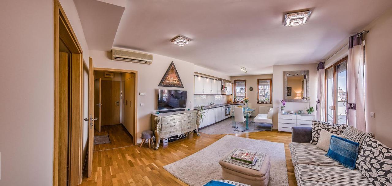 Appartamento With Private 90 Sqm Rooftop, Free Parking And Air Condition Budapest
