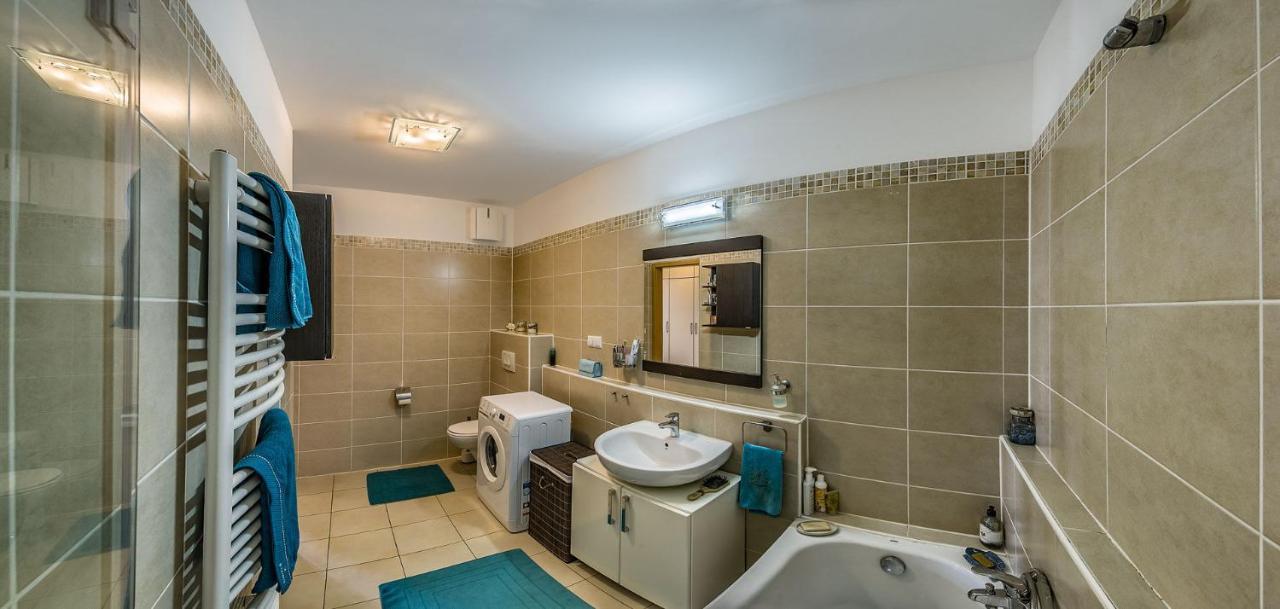 With Private 90 Sqm Rooftop, Free Parking And Air Condition Апартаменты *