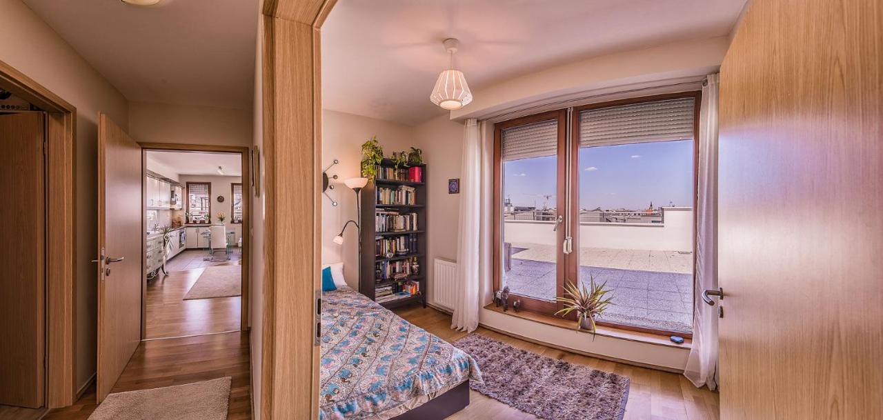 With Private 90 Sqm Rooftop, Free Parking And Air Condition Апартаменты
